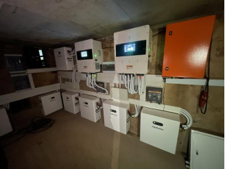  Zehn Livo + Zwei Meißelwechselteriner -Haus -Energiespeicherprojekt in Südafrika 